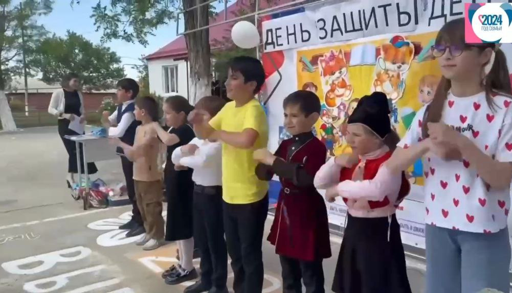 Специалисты управления ЗАГС Минюста РД в Буйнакском районе организовали праздник для учеников Такалайской школы